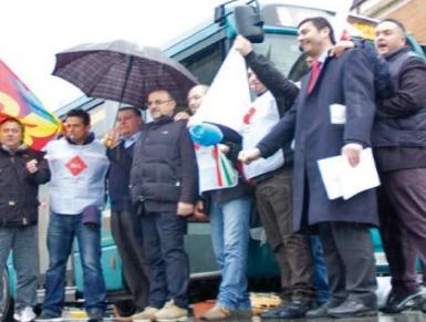 Trasporti al capolinea, protesta sotto il Comune di Latina