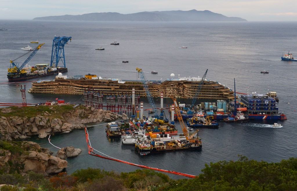 Costa Concordia, operazione di rotazione conclusa (DIRETTA VIDEO)