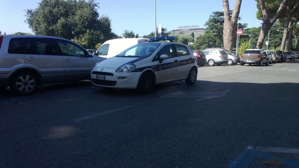 Roma, parcheggiano in seconda fila: sono i vigili in “pausa caffè” (FOTO)