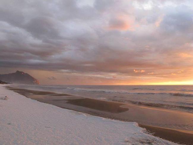 un manto di grandine sulla spiaggia di Sabaudia (foto di Valentina Giudice)