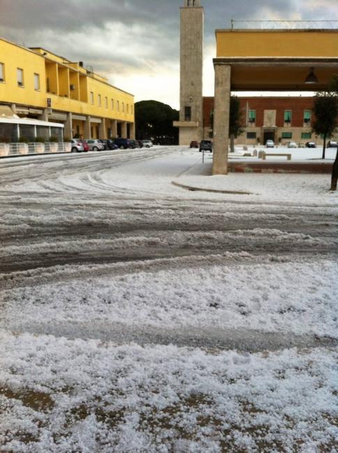 Sabaudia "imbiancata" dalla grandine (foto di Massimo Centra)