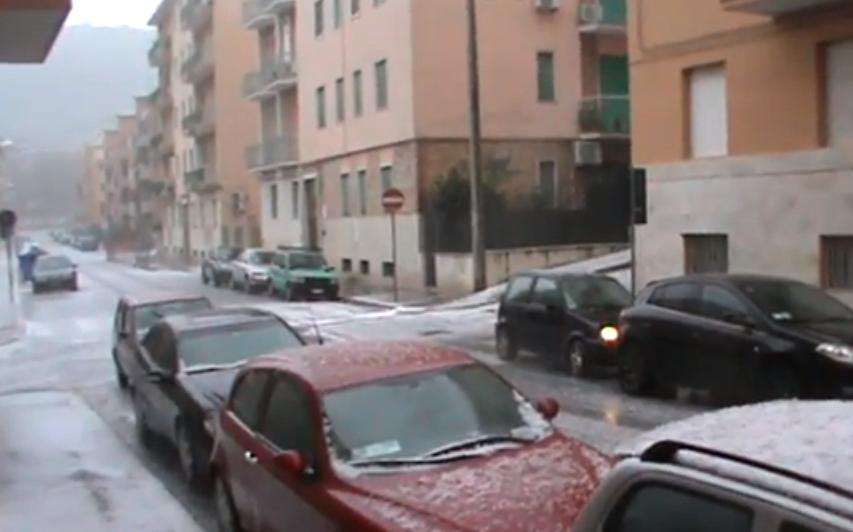 Maltempo, a Gaeta cade grandine mista a neve