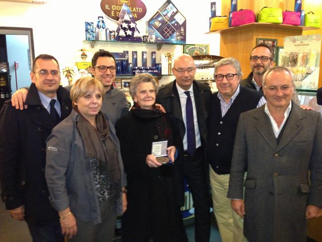 Il sindaco premia il Bar Sezzi con la medaglia dell’80°