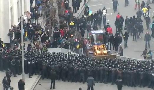 Nessuna paura: i manifestanti attaccano la polizia con un Bulldozer