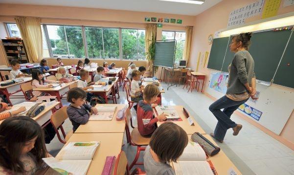 Il governo taglia gli stipendi ai prof, tolti 150 euro. Marcia indietro in mattinata