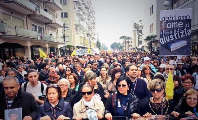 In 100mila sfilano a Latina per le vittime della mafia VIDEO