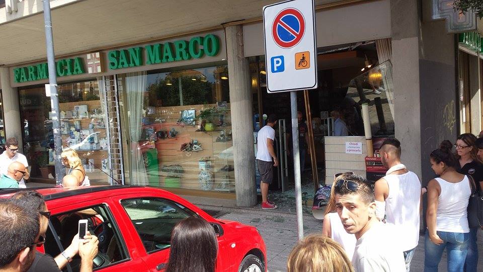 Latina-anziana-entra-con-auto-nella-farmacia-02