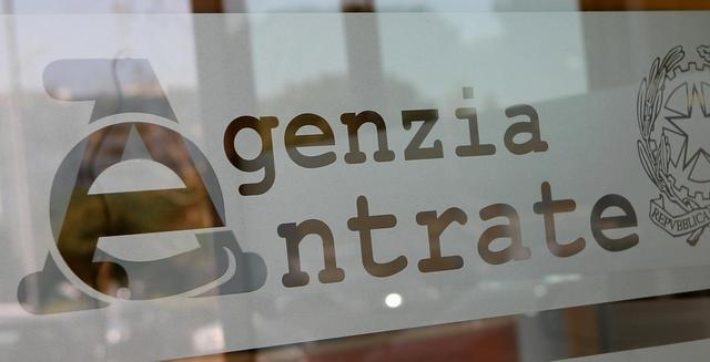 Latina, finti funzionari del Fisco truffano anziani
