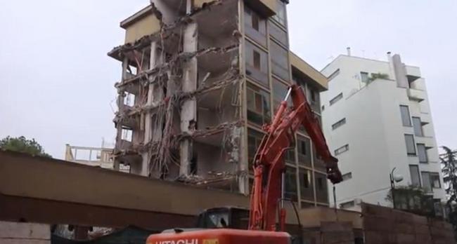 Latina, demolito questa mattina il Palazzo del Vescovo