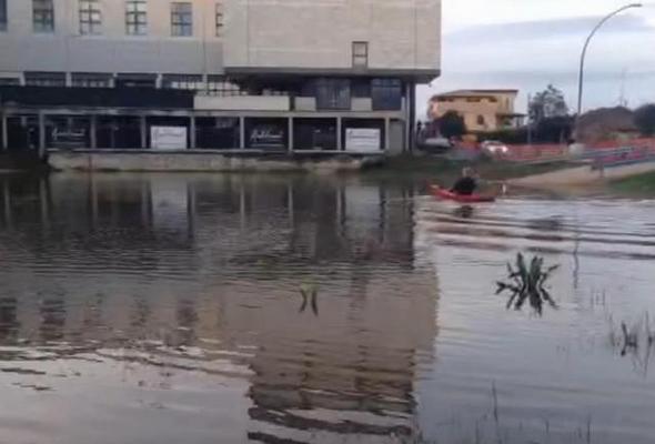 Maltempo, a Cisterna si va in giro in canoa