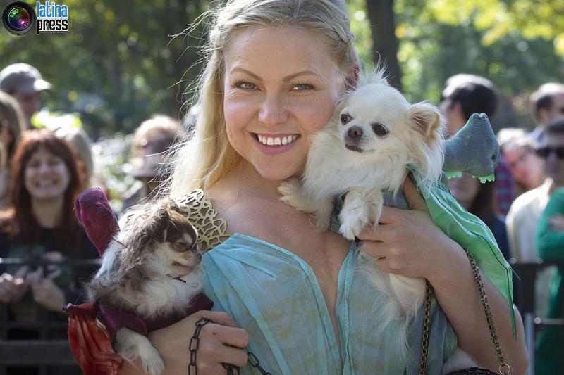 donna posa per una foto vestita da Daenerys Targaryen di Game of Thrones con i suoi cani durante il 24 ° Annual Tompkins Square Halloween Dog Parade di New York. CARLO ALLEGRI / REUTERS 