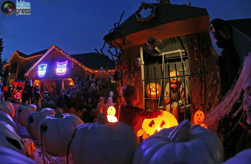 casa coperta con decorazioni di Halloween, un sobborgo di Chicago di Naperville. Jim Young / REUTERS