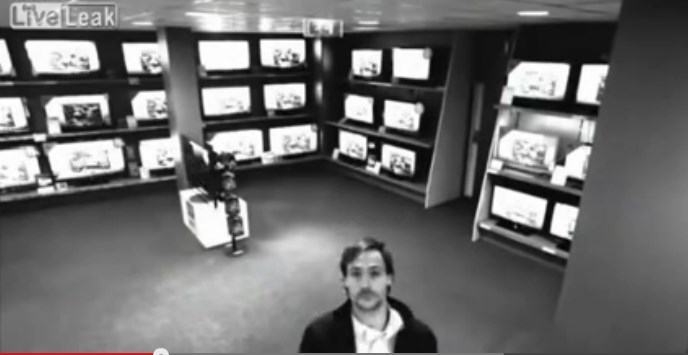 Tenta di rubare una tv da 42″ al centro commerciale con un sistema geniale
