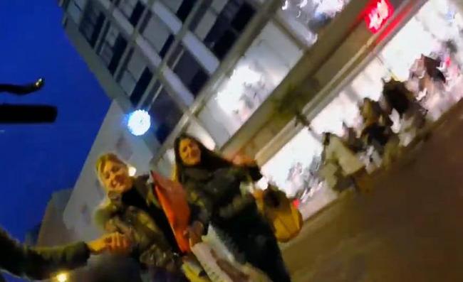 Buone Feste da LatinaPress.it, gli auguri (molto particolari) in centro a Latina