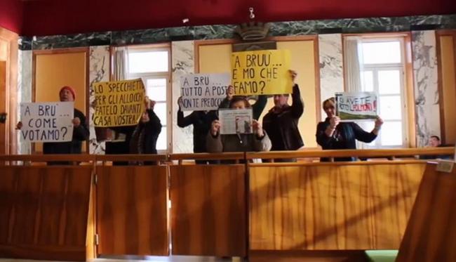 Intercettazioni, protesta in Consiglio Comunale a Latina