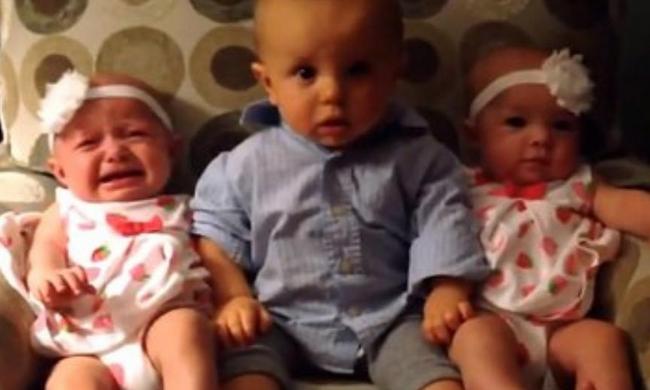Il bambino incontra per la prima volta i fratelli gemelli, la sua reazione non ha prezzo