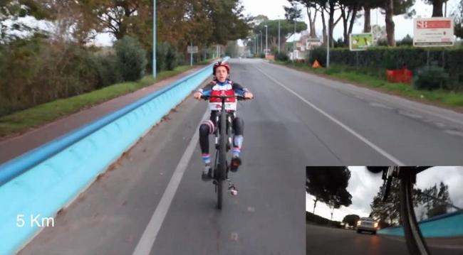 Record mondiale a Latina, impenna con la sua bici per 30 chilometri di fila