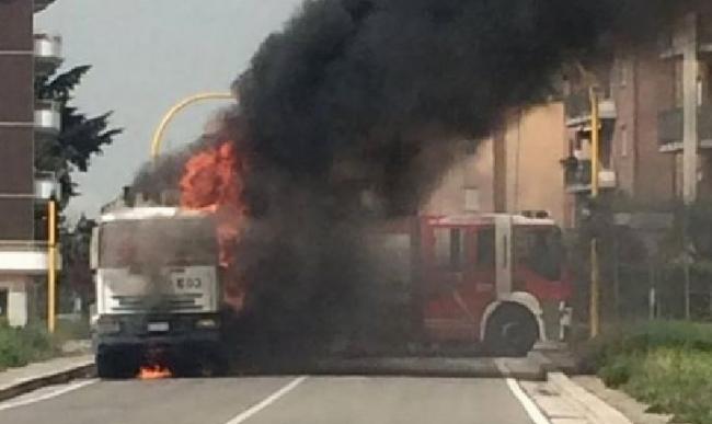 Latina scalo, a fuoco un camion della Latina Ambiente