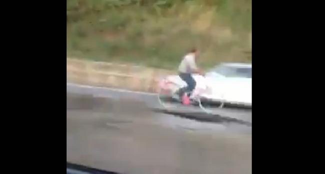 In bicicletta contromano sulla Pontina, l’incredibile video
