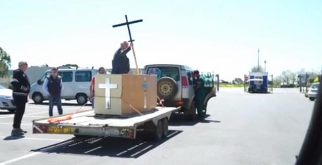Tassa sul morto, i Forconi manifestano al cimitero di Latina