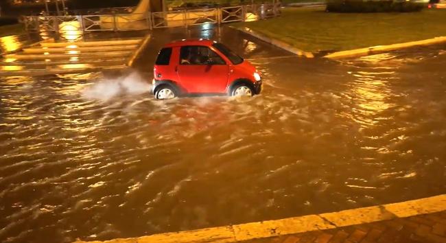 Il maltempo si abbatte su Latina, allagamenti in città