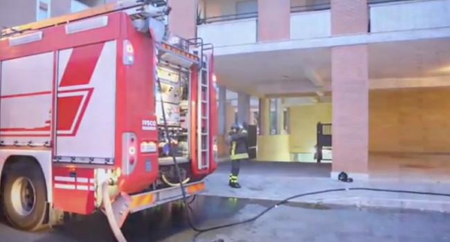 Incendio nella notte in via degli Elleni, ecco il video