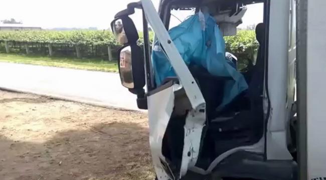 Latina, incidente su via Podgora: camion si schianta contro un albero