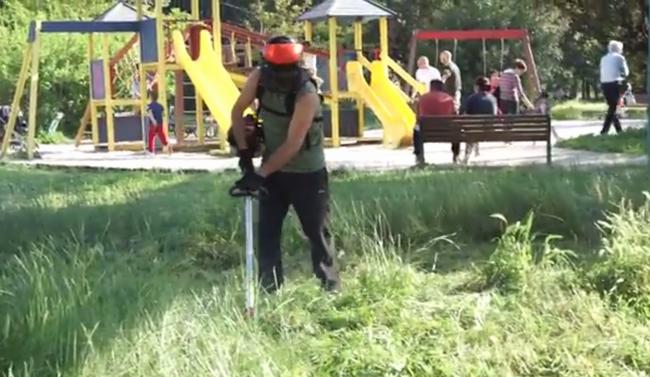 Latina, cittadini tagliano l’erba del parco Mussolini