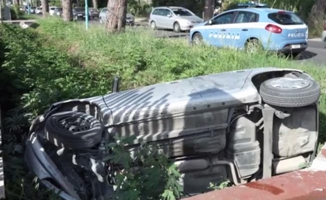 Incidente in via Epitaffio a Latina, auto perde il controllo e finisce nel canale
