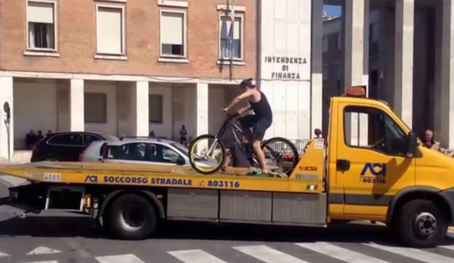 Yuri è tornato, dalle impennate al carro attrezzi
