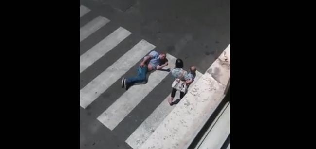 Latina, ha un malore e si accascia per strada