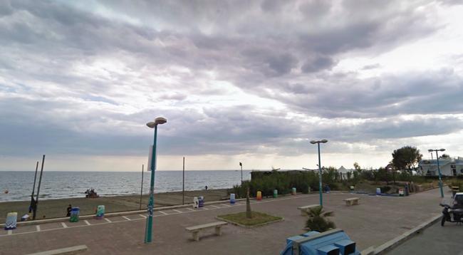 Latina, tenta di violentare tre minori e la mamma di una di loro: arrestato romeno