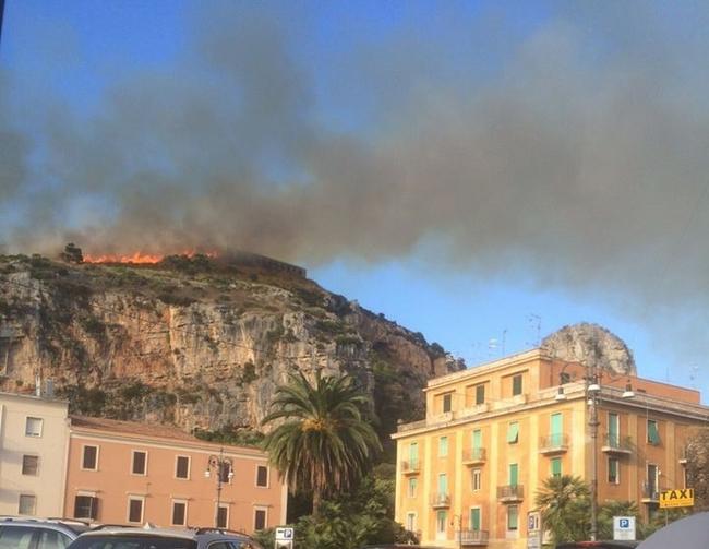 Terracina, incendio al Tempio di Giove. Intervengono gli elicotteri