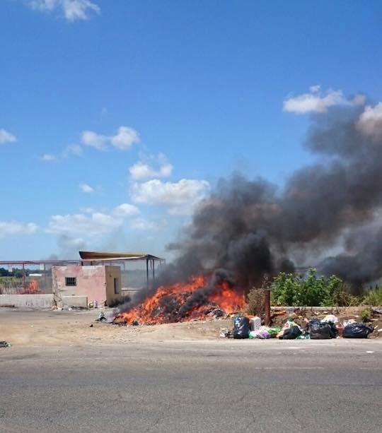 Discarica a cielo aperto prende fuoco a Latina Scalo