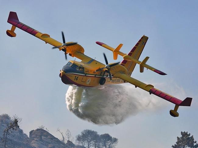 Incendio a Fondi, intervengono i canadair