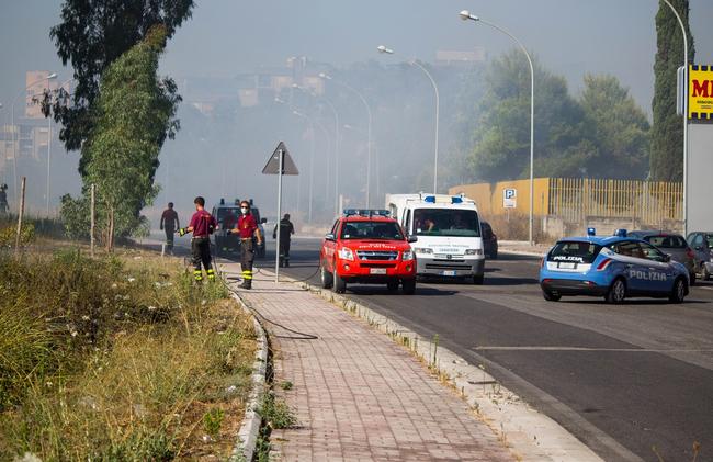 Latina, incendi in viale Le Corbusier e via dell’Agora