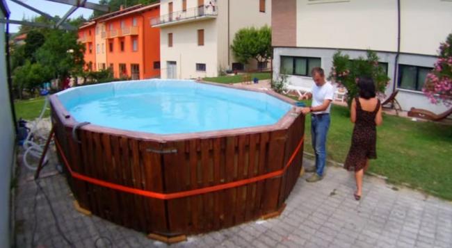 Ecco come costruire una piscina funzionante ed economica in pochissimo tempo