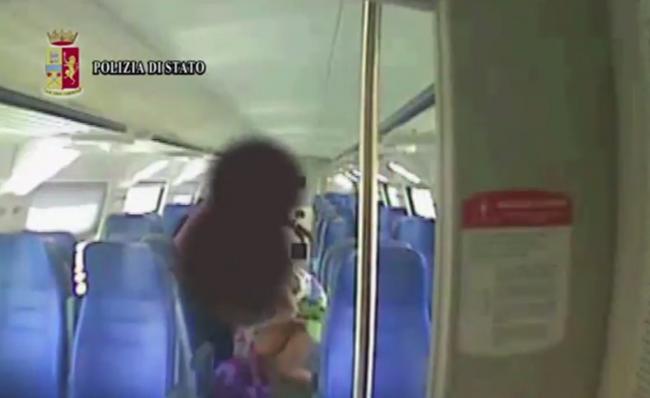 Stupro sul treno regionale, le telecamere riprendono aggressione
