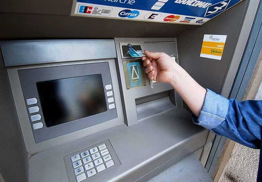 Latina, donna cerca di prelevare 600€ al bancomat ma i soldi finiscono ad un 67enne
