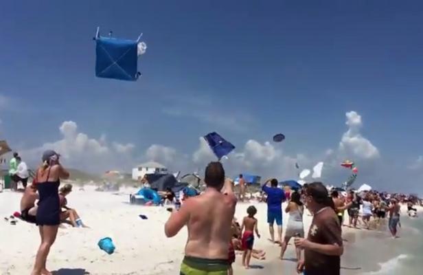 Il caccia vola basso e “spettina” la spiaggia
