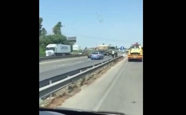 Camion militare si ribalta sulla Pontina