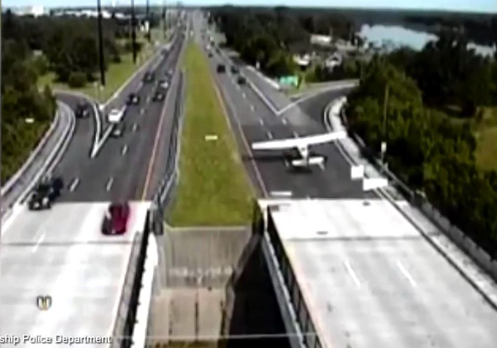 L’aereo atterra in autostrada la manovra è un capolavoro