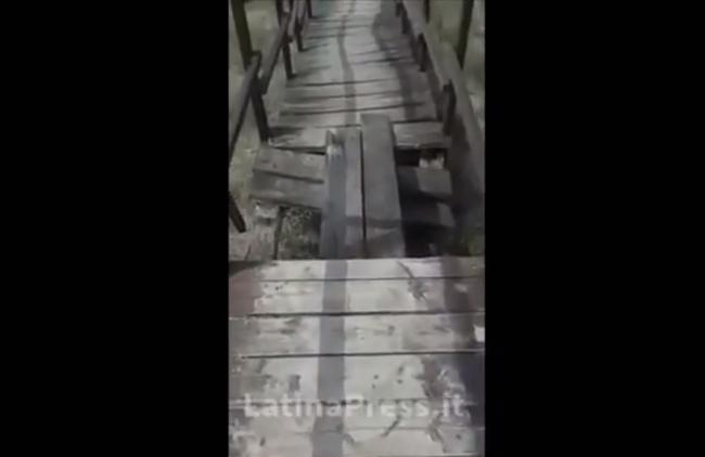 Le vergognose condizioni delle passerelle sul lungomare di Latina