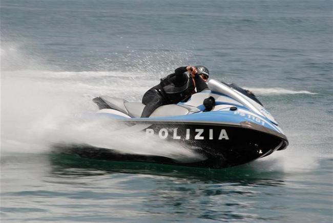 Latina: operazione spiagge sicure, arrivano le moto d’acqua della Polizia