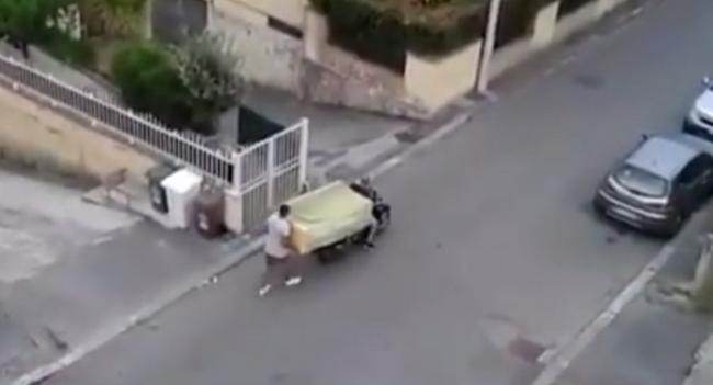 A Sabaudia si trasloca con lo scooter