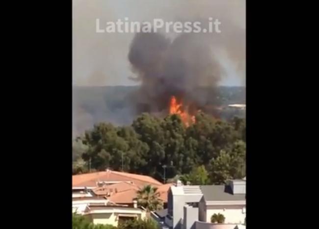 Gigantesco incendio in via del Lido, fiamme lambiscono distributore e ciclabile