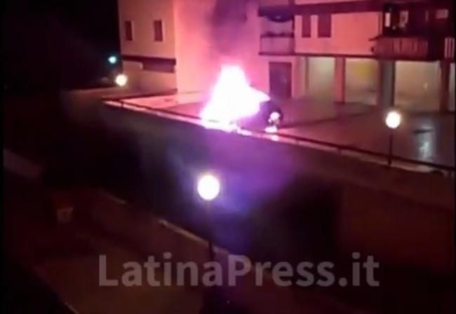 Latina, due auto a fuoco nella notte in via Adda