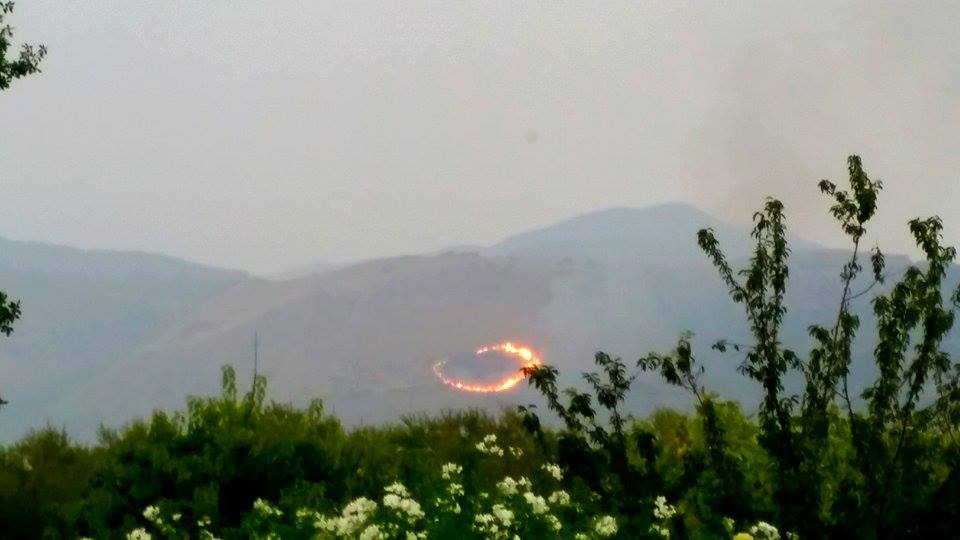Norma, fulmine sulla montagna e si crea un cerchio di fuoco