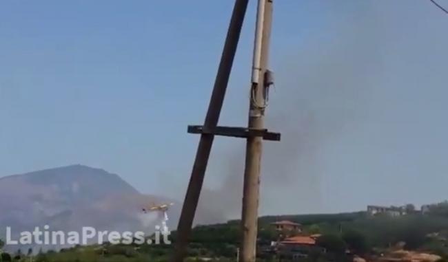 Fondi devastata dagli incendi, in azione elicotteri e canadair