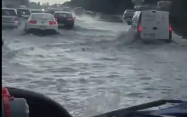 Nubifragio sulla Pontina, strada allagata e traffico in tilt